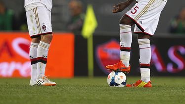 americateve | El jugador del Milan, Mario Balotelli, derecha, habla con su compa&ntilde;ero Kak&aacute; en un partido contra la Roma or la Serie A el viernes, 25 de abril de 2014, en Roma. (AP Photo/Alessandra Tarantino)