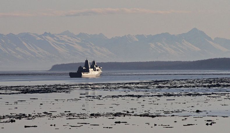 ARCHIVO - El USS Anchorage, un buque de transporte anfibio, navega por la ensenada de Cook, en Alaska, el miércoles 1 de mayo de 2013. (Foto AP/Mark Thiessen, archivo)