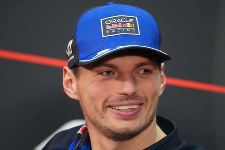 El neerlandés Max Verstappen de la escudería Red Bull sonríe en la conferencia de prensa antes del Gran Premio de Bahrein en Malasia el jueves primero de octubre del 2026. (AP Foto/Aijaz Rahi)