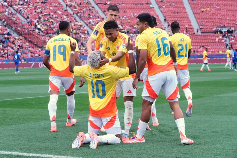 Óscar Perea, de Colombia festeja tras anotar el único tanto en el partido ante Francia, por el tercer sitio del Mundial sub20, el sábado 18 de octubre de 2025, en Santiago (AP Foto/Esteban Félix)