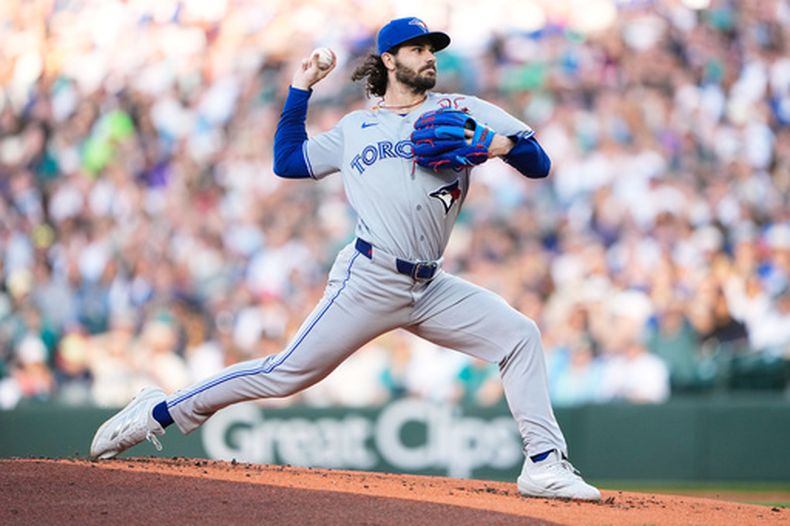 El lanzador abridor de los Azulejos de Toronto, Dylan Cease, lanza contra los Marineros de Seattle durante la primera entrada de un partido de béisbol, el viernes 3 de julio de 2026, en Seattle. (Foto AP/Lindsey Wasson)