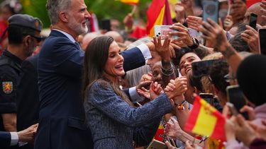 El rey Felipe VI y la reina Letizia de España saludan a la multitud en el enclave español de Ceuta, el 13 de octubre del 2026. (AP foto/Manu Fernández)