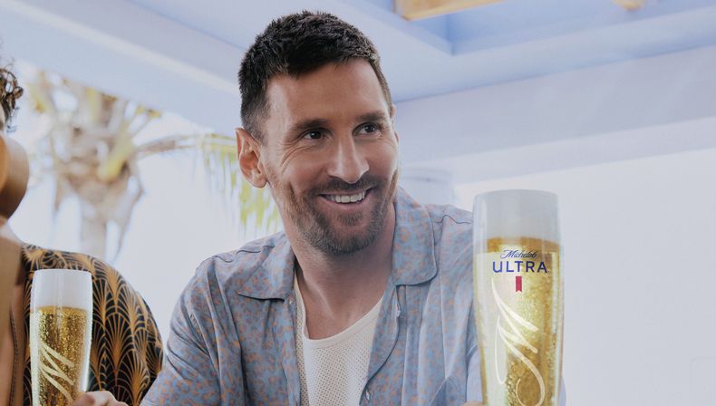 En esta foto proporcionada por Michelob Ultra el jueves 25 de enero de 2024, el argentino Lionel Messi, del Inter Miami, aparece en un comercial de esa cerveza (Michelob Ultra via AP)