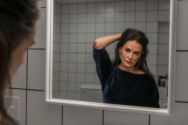 En esta imagen proporcionada por Mubi, Demi Moore en una escena de The Substance. (Mubi via AP)