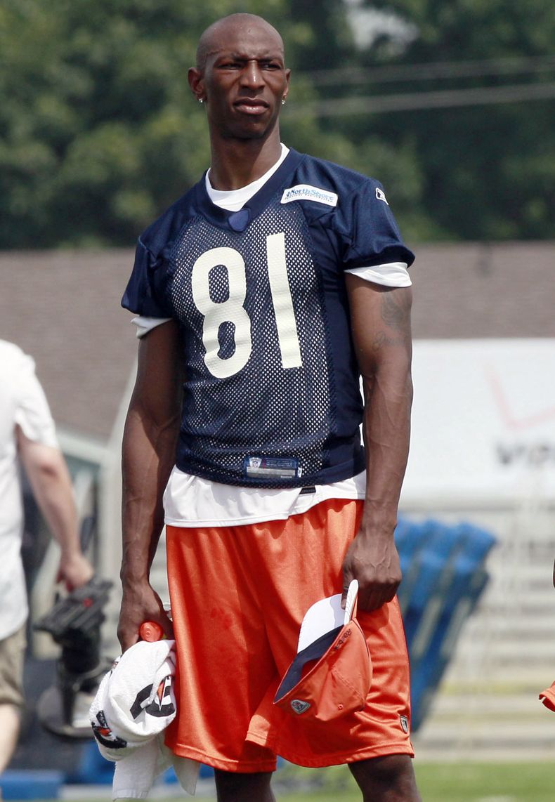 En esta fotograf&iacute;a de archivo del 2 de agosto de 2011, el receptor Sam Hurd de los Bears de Chicago observa a sus compa&ntilde;eros practicar durante un entrenamiento en la Universidad Olivet Nazarene en Bourbonnais, Illinois. (Foto AP/Nam Y. Huh,