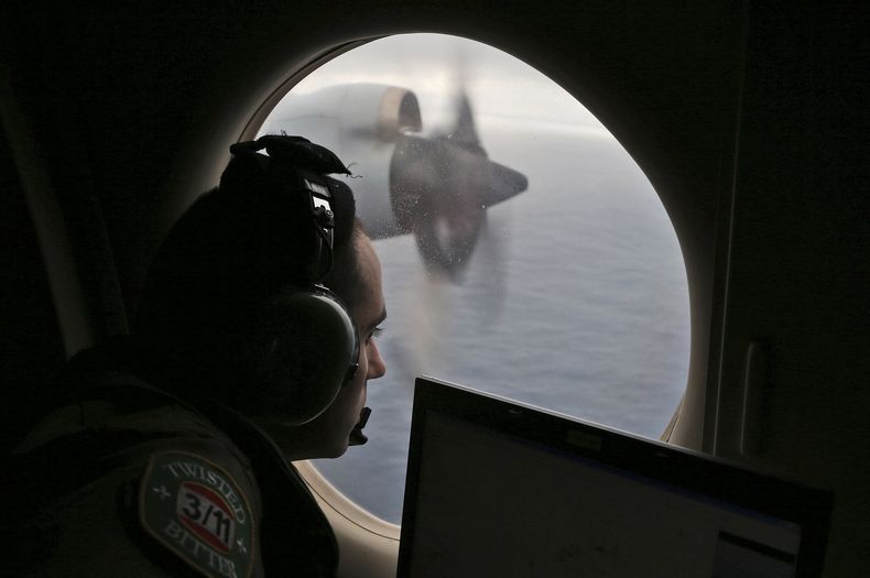 ARCHIVO - El oficial de vuelo Rayan Gharazeddine escanea el agua en el sur del Océano Índico frente a Australia desde un AP-3C Orion de la Real Fuerza Aérea Australiana durante la búsqueda del desaparecido vuelo MH370 de Malaysia Airlines, 22 de marzo de 2014. (AP foto/Rob Griffith, archivo)