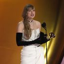 Taylor Swift recibe el premio a mejor álbum pop vocal por Midnights en la 66a entrega anual de los Premios Grammy el domingo 4 de febrero de 2024 en Los Ángeles. (Foto AP/Chris Pizzello)