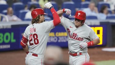 Alec Bohm felicita a su compañero de los Filis de Filadelfia J.T. Realmuto tras su jonrón solitario en la sexta entrada del encuentro ante los Marlins de Miami el viernes 7 de julio del 2023. (AP Foto/Marta Lavandier)