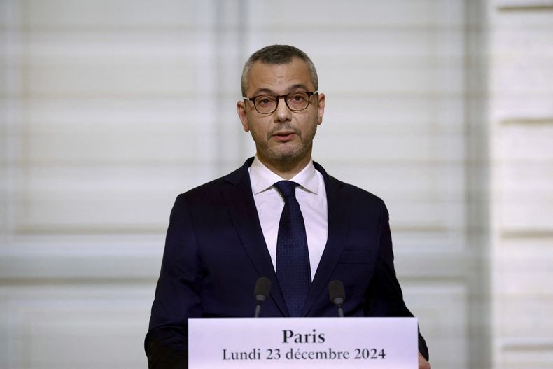 Alexis Kohler, secretario general del Palacio de los Elíseos, anuncia el nuevo gobierno en el Palacio de los Elíseos en París el 23 de diciembre del 2024. (Saboor Abdul/Pool via AP)