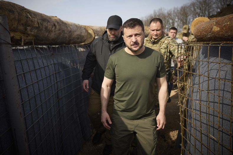 En esta foto facilitada por la Oficina de Prensa Presidencial de Ucrania, el presidente ucraniano Volodymyr Zelenskyy inspecciona las líneas de fortificación en la región de Kharkiv, Ucrania, el martes 9 de abril de 2024. (Ukrainian Presidential Press Office via AP)