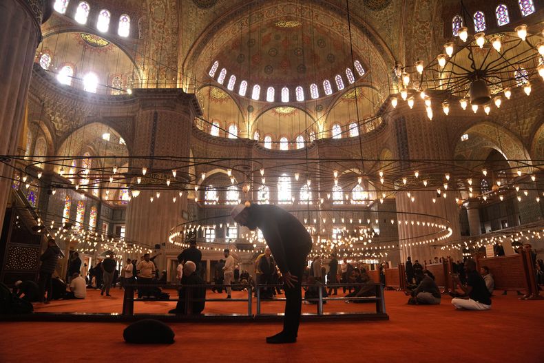 Musulmanes rezan en la mezquita azul, de la era otomana del sultán Ahmed en Estambul, Turquía, el viernes, 21 de noviembre de 2025, antes de la visita del papa León XIV a Turquía. (AP Foto/Francisco Seco)