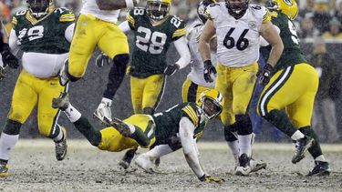 americateve | El jugador de los Steelers de Pittsburgh, LeVeon Bell, salta sobre el jugador de los Packers de Green Bay, Morgan Burnett, en un partido el domingo, 22 de diciembre de 2013, en Green Bay, Wisconsin.  (AP Photo/Mike Roemer)