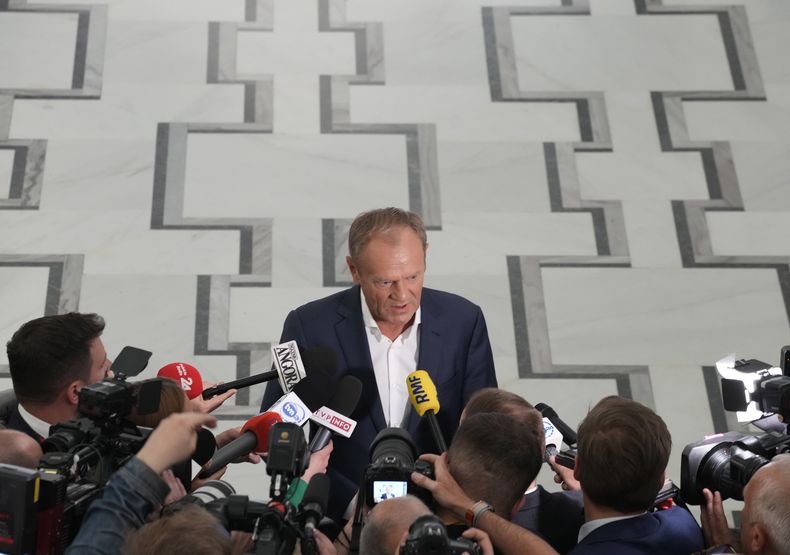 El líder opositor y ex primer ministro de Polonia Donald Tusk habla con la prensa en Varsovia, Polonia, el viernes 26 de mayo de 2023. (AP Foto/Czarek Sokolowski)