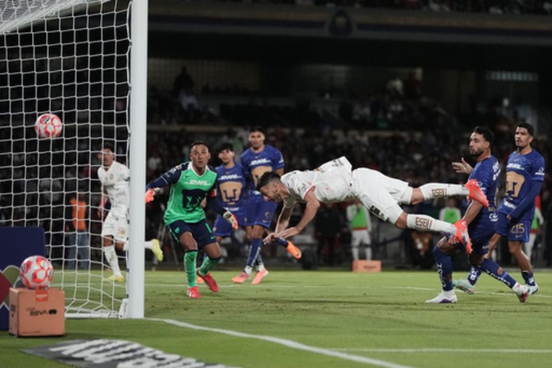 El portugués Paulinho, de Toluca, anota el gol de la victoria ante Pumas, el martes 3 de marzo de 2026 (AP Foto/Eduardo Verdugo)