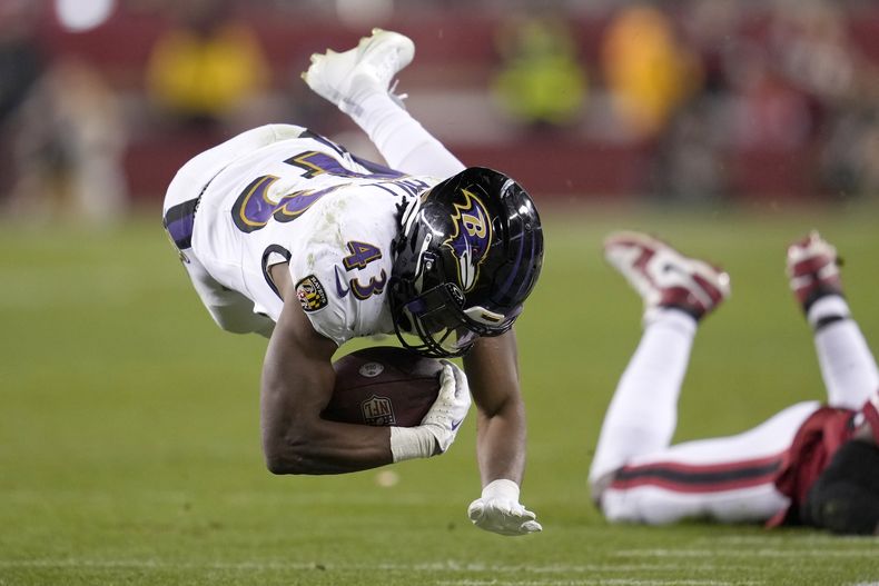 Justice Hill, corredor de los Ravens de Baltimore, cae tras realizar un avance en el encuentro ante los 49ers de San Francisco, el lunes 25 de diciembre de 2023 (AP Foto/Godofredo A. Vásquez)