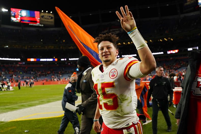 ARCHIVO - El quarterback Patrick Mahomes de los Chiefs de Kansas City saluda tras la victoria ante los Broncos de Denver, el sábado 8 de enero de 2022. (AP Foto/Jack Dempsey)