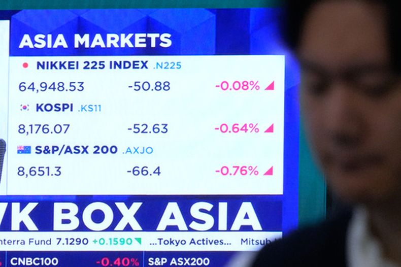 Los índices de los mercados financieros de Japón, Corea del Sur y Australia se ven en una pantalla en la sala de operaciones de divisas de la sede central del Hana Bank en Seúl, Corea del Sur, el jueves 28 de mayo de 2026. (AP Foto/Ahn Young-joon)