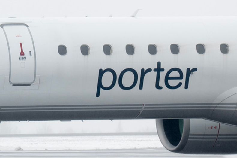 Un avión de Porter, el domingo 30 de marzo de 2025, en Ottawa. (Adrian Wyld/The Canadian Press via AP)