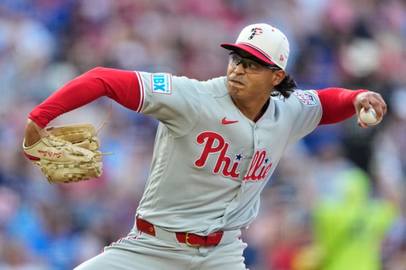Jesús Luzardo, abridor de los Filis de Filadelfia, lanza durante la primera entrada del juego de béisbol de Grandes Ligas ante los Reales de Kansas City, el sábado 4 de julio de 2026, en Kansas City, Missouri. (AP Foto/Charlie Riedel)