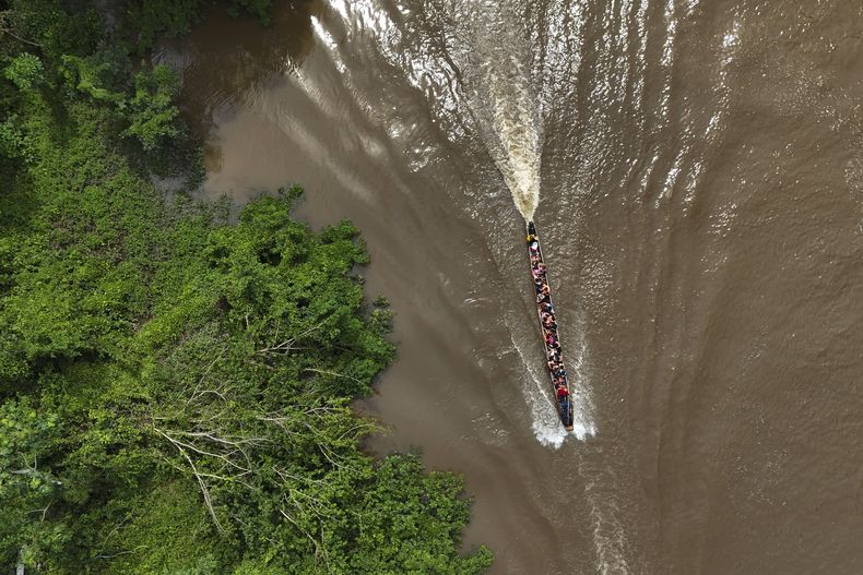 Migrantes viajan en una embarcación hacia Lajas Blancas, Panamá, el 28 de junio de 2024, tras cruzar a pie el Tapón del Darién desde Colombia. (AP Foto/Matías Delacroix)