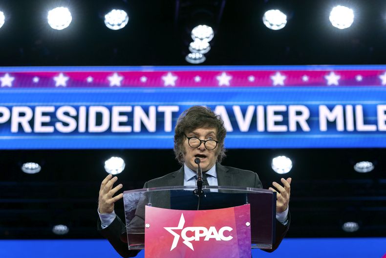 ARCHIVO - El presidente de Argentina, Javier Milei, habla durante la Conferencia de Acción Política Conservadora, CPAC 2024, en National Harbor, en Oxon Hill, Maryland, el 24 de febrero de 2024. (AP Foto/José Luis Magana, Archivo)