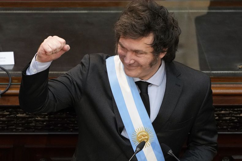 ARCHIVO - El presidente Javier Milei se dirige a los legisladores durante la sesión legislativa inaugural en Buenos Aires, Argentina, el viernes 1 de marzo de 2024. (AP Foto/Natacha Pisarenko, Archivo)