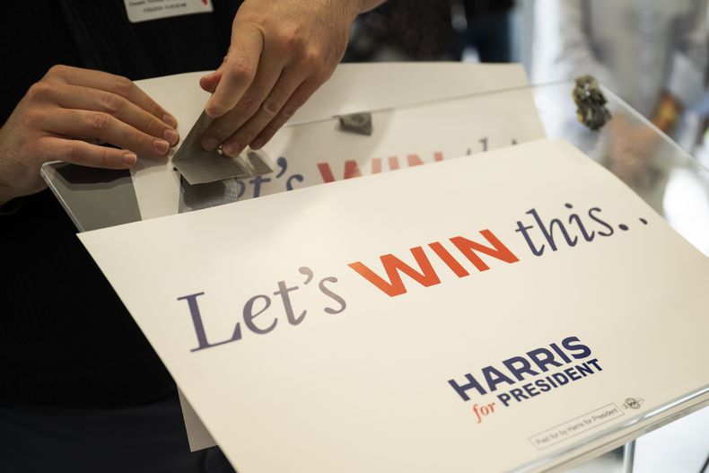 Carteles de la campaña de la vicepresidenta Kamala Harris pegados en un podio durante un evento de campaña el jueves 25 de julio de 2024 en Filadelfia. (Foto AP/Joe Lamberti)