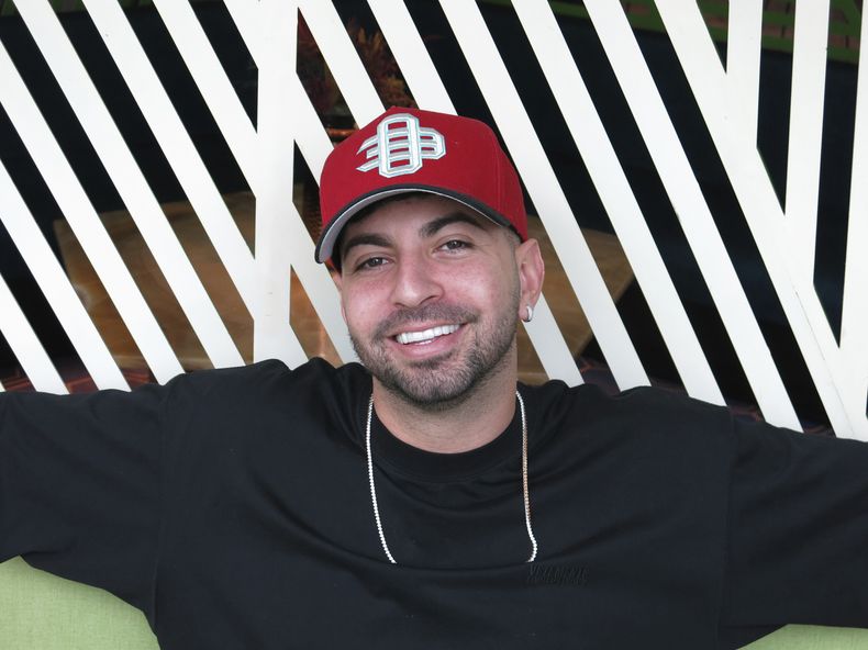 El cantante estadounidense Justin Quiles posa para un retrato durante una entrevista en la Ciudad de México el domingo 14 de mayo de 2023. (Foto AP/Berenice Bautista)