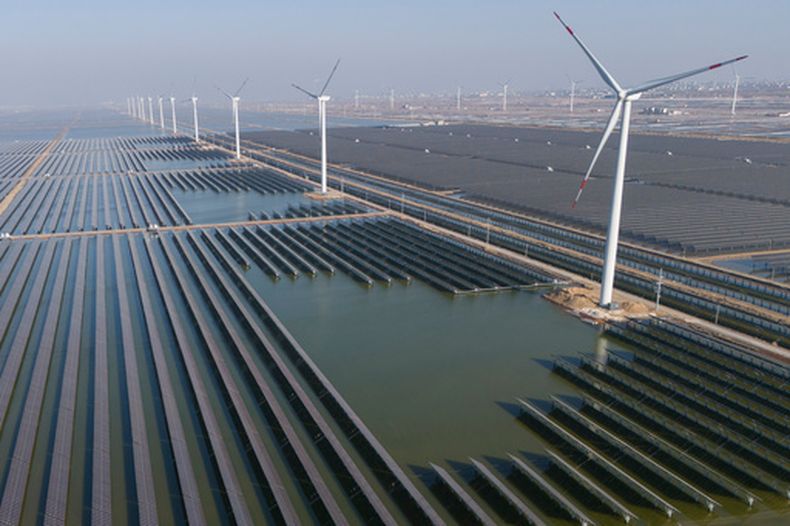 ARCHIVO - Aerogeneradores operan en una planta solar cerca de Weifang, en la provincia de Shandong, el 22 de marzo de 2024, en el este de China. (AP Foto/Ng Han Guan, archivo)