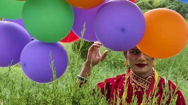 Un participante sostiene globos en el desfile del orgullo gay en Katmandú, Nepal, el 10 de agosto del 2025. (AP foto/Niranjan Shrestha)
