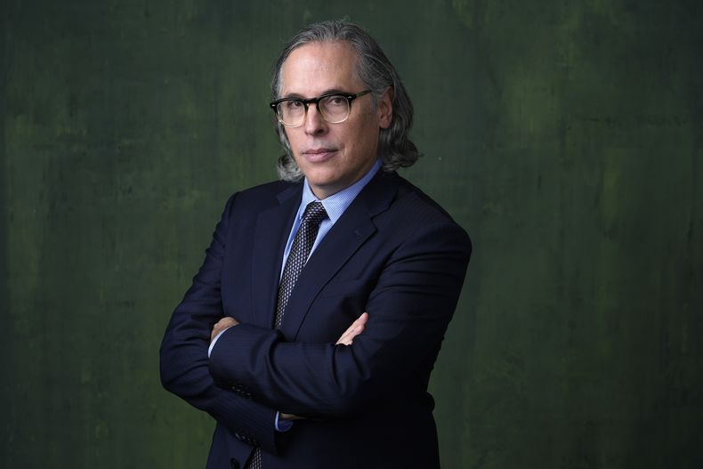 ARCHIVO - Rodrigo Prieto posa para un retrato durante el almuerzo de nominados al Oscar de la 96.ª edición de los Premios Óscar, el lunes 12 de febrero de 2024, en el Beverly Hilton Hotel en Beverly Hills, California. (Foto AP/Chris Pizzello, archivo)