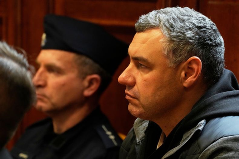 ARCHIVO – El acusado ucraniano Volodymyr Zhuravlov, derecha, escucha mientras un juez anuncia la decisión de no permitir su extradición a Alemania en una sala del Tribunal Regional de Varsovia, en la capital de Polonia, el viernes 17 de octubre de 2025. (AP Foto/Czarek Sokolowski, Archivo)