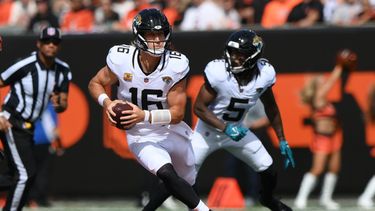 El quarterback de los Jaguars de Jacksonville Trevor Lawrence corre con el balón en el encuentro de la NFL ante los Bengals de Cincinnati el domingo 4 de octubre del 2026. (AP Foto/Tanner Pearson)