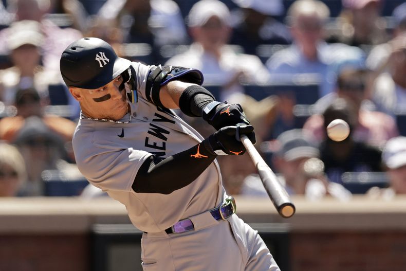 Aaron Judge de los Yankees de Nueva York batea un elevado de sacrificio en la séptima entrada ante los Mets de Nueva York el domingo 6 de julio del 2025. (AP Foto/Adam Hunger)