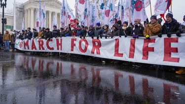 En esta imagen de archivo, participantes en la Marcha por la Vida pasan por delante de la Corte Suprema, el 19 de enero de 2024, en Washington. (AP Foto/Jacquelyn Martin, archivo)