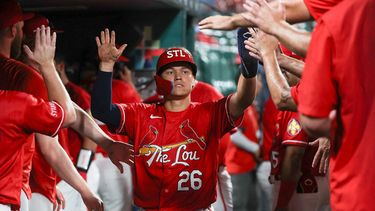 JJ Wetherholt, de los Cardenales de San Luis, es felicitado por sus compañeros de equipo tras anotar una carrera durante la sexta entrada de un partido de béisbol contra los Bravos de Atlanta, el viernes 10 de julio de 2026, en San Luis. (Foto AP/Scott Kane)
