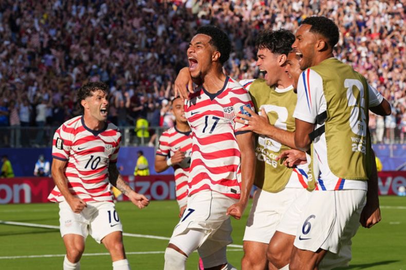 El estadounidense Malik Tillman celebra con sus compañeros tras anotar de tiro libre en la ronda de dieciseisavos de final ante Bosnia y Herzgovina el miércoles primero de julio del 2026. (AP Foto/Martin Meissner)