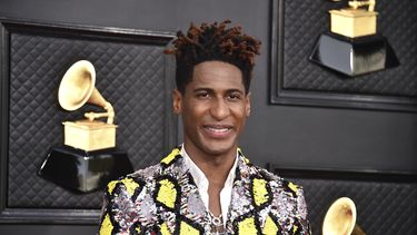 ARCHIVO - Jon Batiste llega a la 64a entrega anual del Grammy en la Arena MGM Grand Garden el 3 de abril de 2022, en Las Vegas. Batiste realizará su primera gira en solitario por Norteamérica en 2024 para presentar su álbum World Music Radio. Uneasy Tour: Purifying the Airwaves for the People comenzará el 16 de febrero. (Foto Jordan Strauss/Invision/AP, archivo)