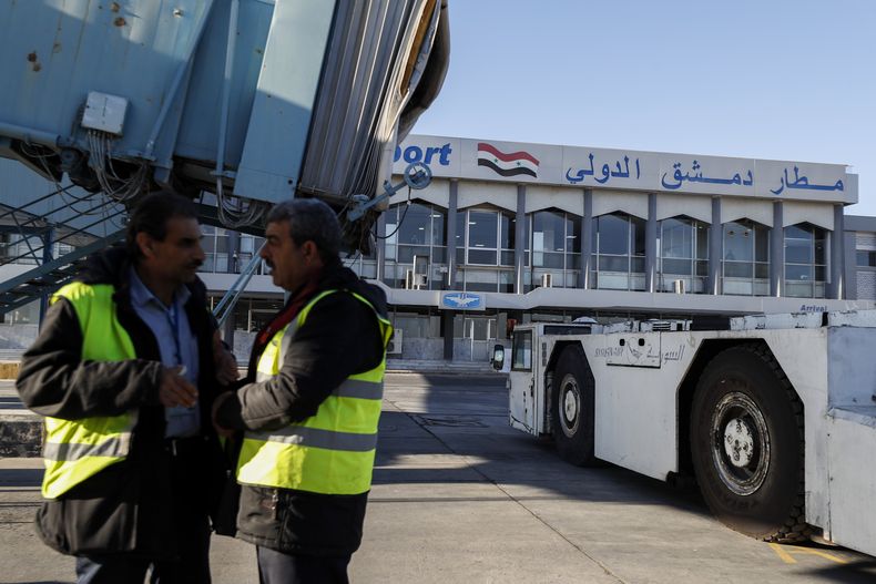 Personal de tierra en la pista de despegue del aeropuerto de Damasco, Siria, el 18 de diciembre del 2024. (AP foto/Omar Sanadiki)