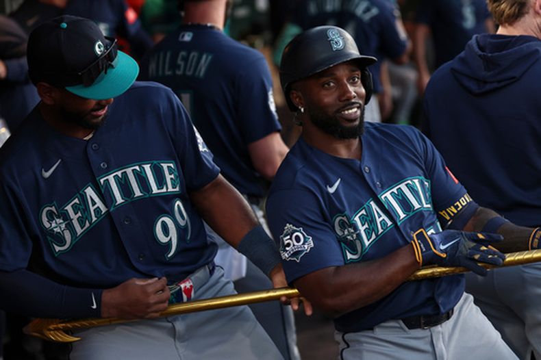 El pelotero de los Marineros de Seattle, Randy Arozarena (derecha), celebra con Lazaro Montes (99) tras conectar un cuadrangular de tres carreras durante la segunda entrada de un partido de béisbol contra los Atléticos, el sábado 12 de septiembre de 2026, en West Sacramento, California. (Foto AP/Sara Nevis)
