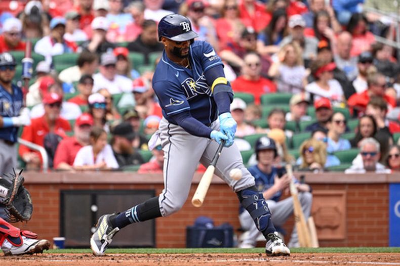 Yandy Díaz, de los Rays de Tampa Bay conecta un sencillo productor en la segunda entrada del juego de béisbol de Grandes Ligas frente a los Cardenales de San Luis, el domingo 29 de marzo de 2026, en San Luis. (AP Foto/Joe Puetz)