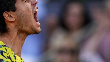 Carlos Alcaraz grita tras ganar un punto durante la final del Abierto de Madrid ante Jan-Lennard Struff en la final, el domingo 7 de mayo de 2023. (AP Foto/Manu Fernández)
