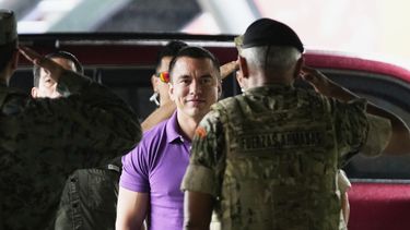 El candidato a la reelección y presidente Daniel Noboa, acompañado por su esposa Lavinia Valbonesi, a su llegada al centro de votación en el balotaje de las elecciones presidenciales en Guayaquil, Ecuador, el domingo 13 de abril de 2025. (AP Foto/Fernando Vergara)