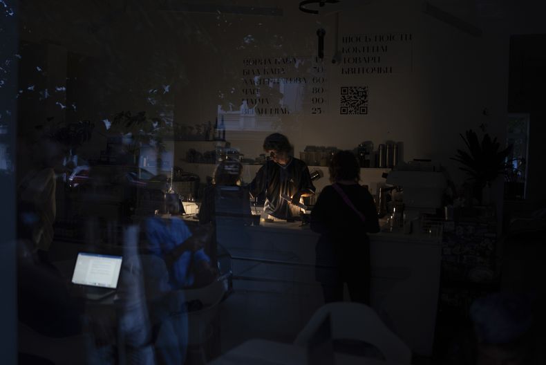 Un empleado de un café durante un apagón en Kiev, Ucrania, el 7 de junio del 2024. (Foto AP /Alex Babenko)