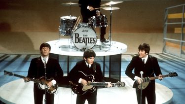 Los Beatles actúan en el Ed Sullivan Show de la CBS en Nueva York el 9 de febrero de 1964.(Foto AP/Archivo)