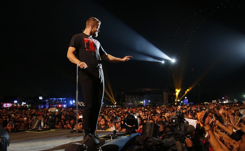 ARCHIVO - Dan Reynolds de Imagine Dragons durante su concierto en el segundo día del festival Corona Capital en la Ciudad de México el 18 de noviembre de 2018. Imagine Dragons lanzará su álbum Loom el 28 de junio. (Foto AP/Eduardo Verdugo, archivo)