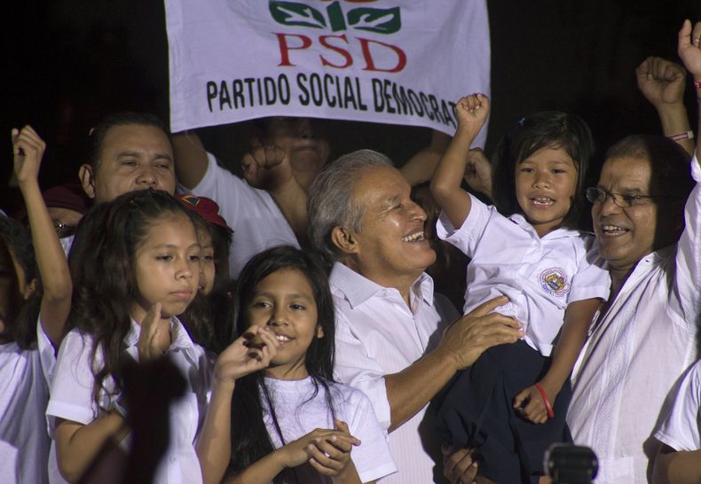 Salvador S&aacute;nchez Cer&eacute;n, presidente electo de El Salvador, durante un m&iacute;tin para celebrar su victoria en las elecciones presidenciales celebrado el s&aacute;bado 15 de marzo de 2014. (Foto de AP/Salvador Mel&eacute;ndez)