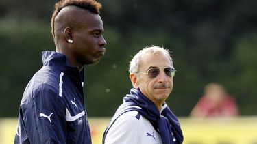 americateve | El jugador de la selecci&oacute;n de Italia, Mario Balotelli, izquierda, camina en un entrenamiento junto con el m&eacute;dico de la selecci&oacute;n, Enrico Castellacci, el mi&eacute;rcoles, 9 de octubre de 2013, cerca de Florencia, Italia. (AP Photo/Fab