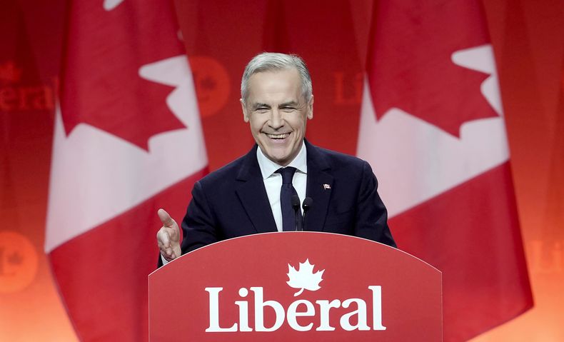 El líder progresista Mark Carney sonríe mientras ofrece su discurso de victoria durante el anuncio del anuncio del nuevo liderazgo del partido en Ottawa, el domingo 9 de marzo de 2025. (Adrian Wyld/The Canadian Press via AP)