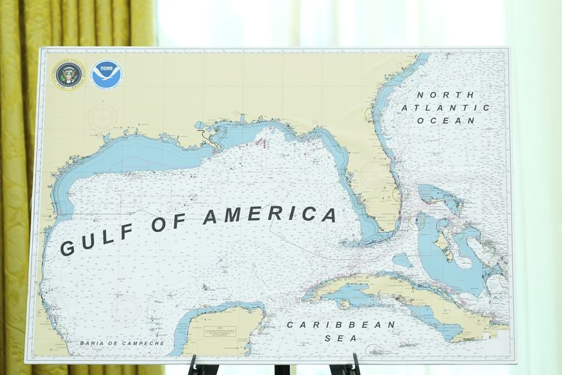 Un mapa con el nombre de Golfo de Estados Unidos, en la ceremonia de juramento del doctor Mehmet Oz como administrador de los Centros de Servicios de Medicare y Medicaid en la Oficina Oval de la Casa Blanca, el viernes 18 de abril de 2025, en Washington. (AP Foto/Alex Brandon)
